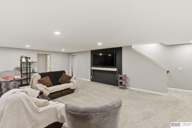 9716 Osprey Lane, Papillion, NE 68046