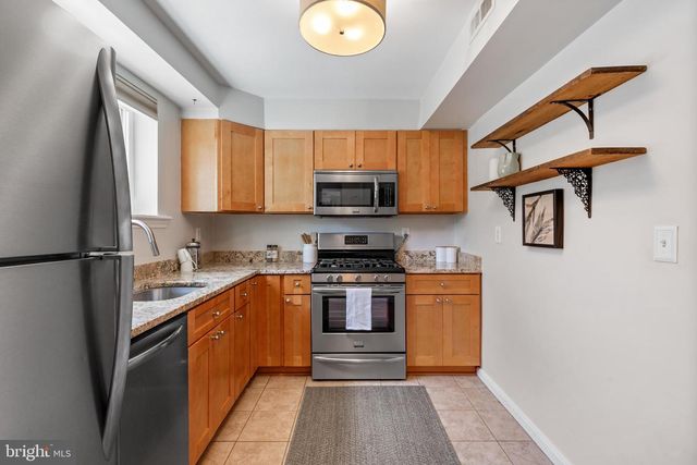 2511 N DEARING ST, Alexandria, VA 22302