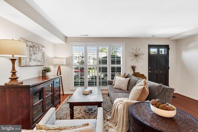 2511 N DEARING ST, Alexandria, VA 22302