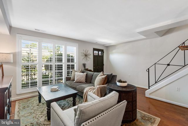 2511 N DEARING ST, Alexandria, VA 22302