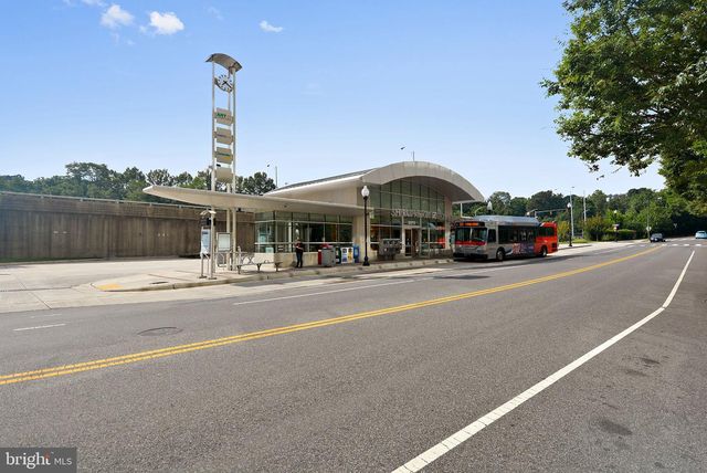 2511 N DEARING ST, Alexandria, VA 22302