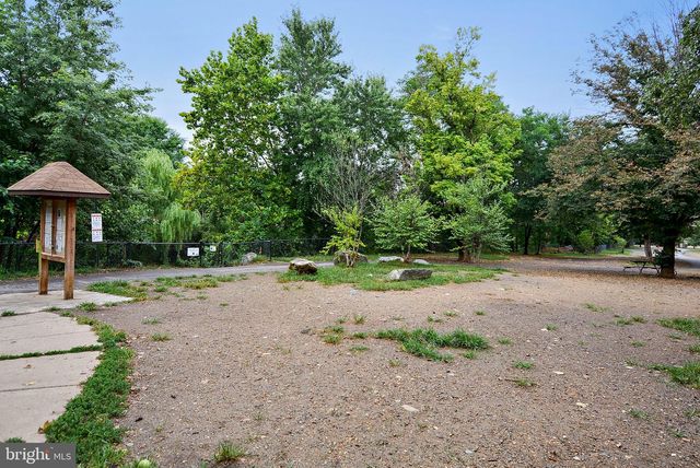 2511 N DEARING ST, Alexandria, VA 22302