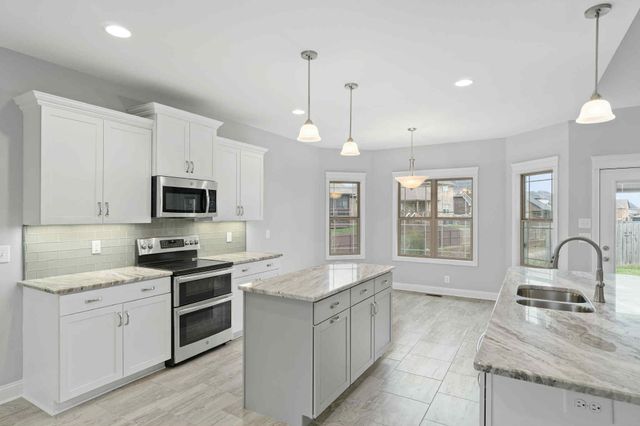 1330 Reda Dr, Clarksville, TN 37042
