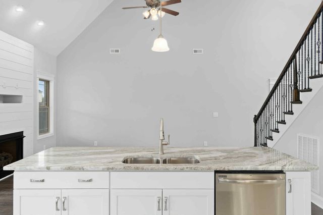 1330 Reda Dr, Clarksville, TN 37042