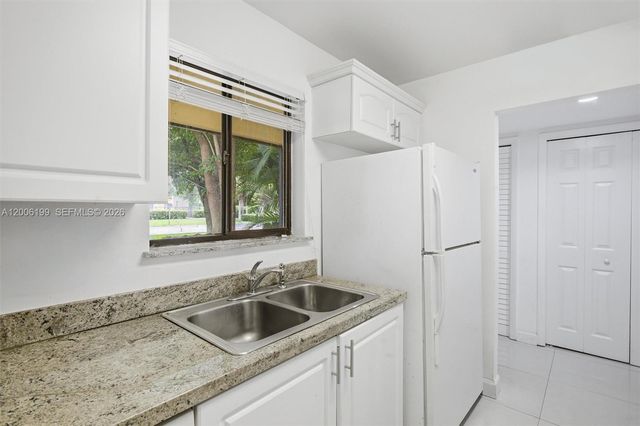 183 Lakeview Dr 102, Weston, FL 33326