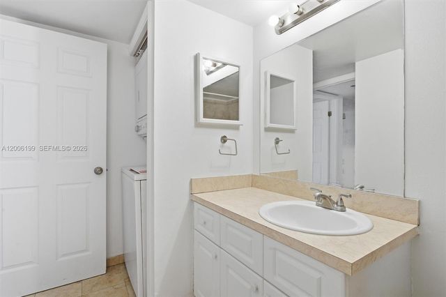 183 Lakeview Dr 102, Weston, FL 33326