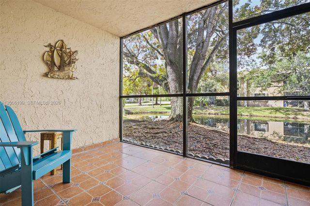 183 Lakeview Dr 102, Weston, FL 33326