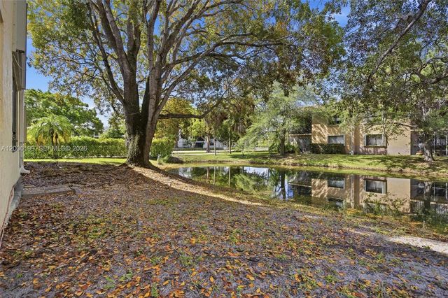 183 Lakeview Dr 102, Weston, FL 33326