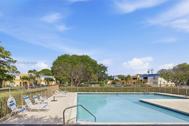 183 Lakeview Dr 102, Weston, FL 33326