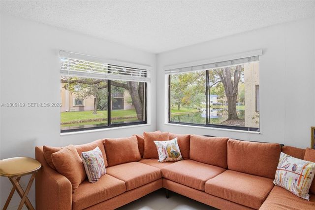 183 Lakeview Dr 102, Weston, FL 33326