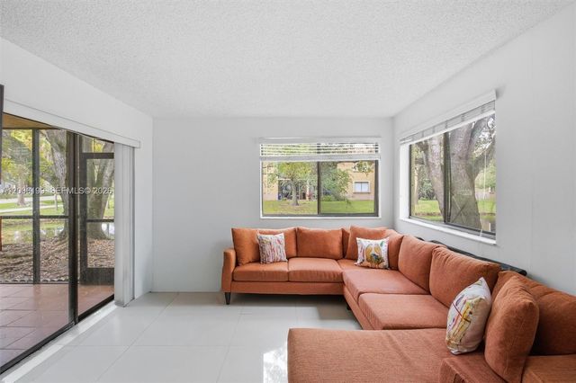183 Lakeview Dr 102, Weston, FL 33326