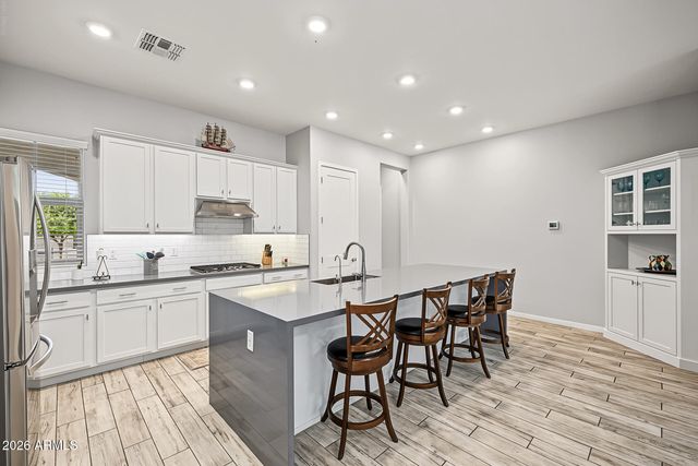 17253 W ECHO Lane, Waddell, AZ 85355