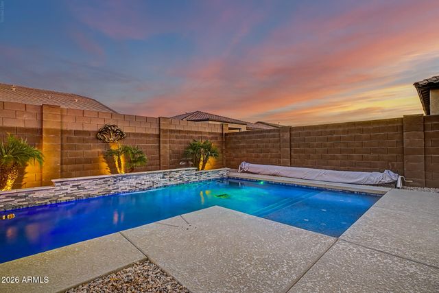 17253 W ECHO Lane, Waddell, AZ 85355