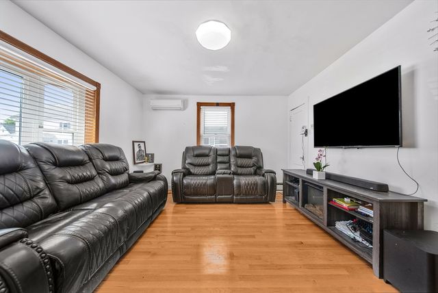 11 Murphy Ct, Newton, MA 02458