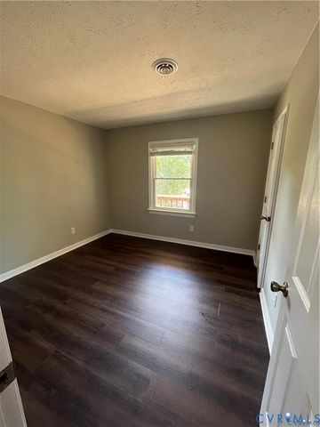 7032 Claybird Ln, Mechanicsville, VA 23111