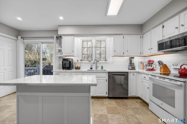 81 Founders Village 81, Clinton, CT 06413