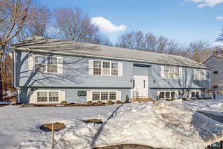 81 Founders Village 81, Clinton, CT 06413