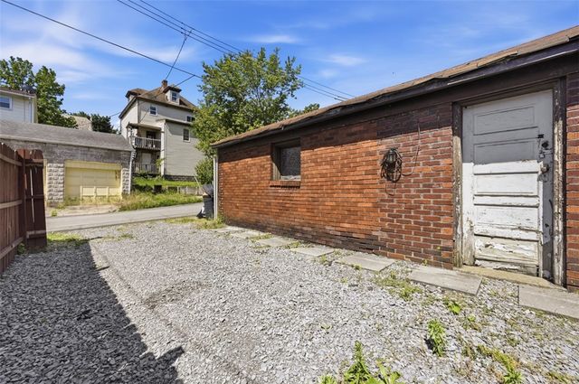 109 Clairtonica St, Crafton Heights, PA 15205