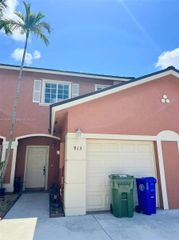 913 NW 100th Ave, Pembroke Pines, FL 33024
