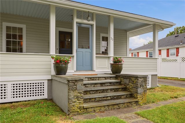 30 Boulevard, Middletown, RI 02842