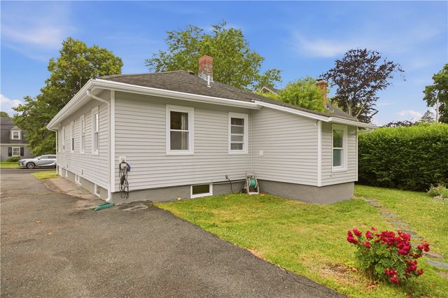 30 Boulevard, Middletown, RI 02842