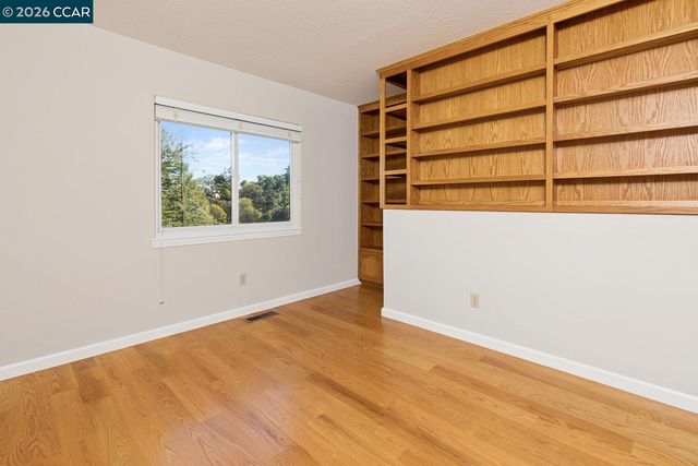 1087 Hillside Dr, Martinez, CA 94553