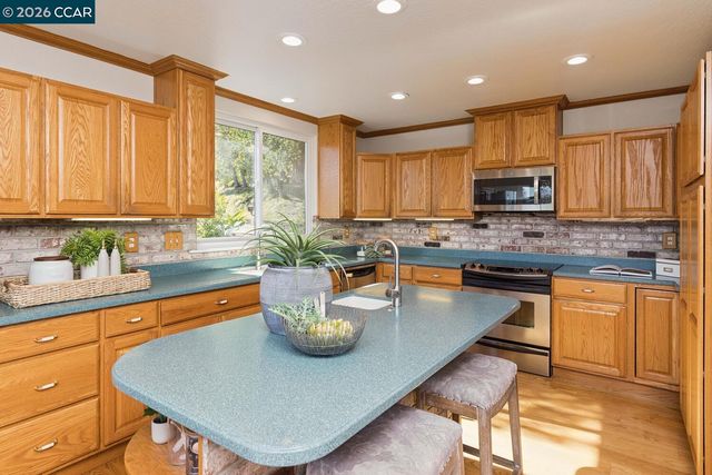 1087 Hillside Dr, Martinez, CA 94553