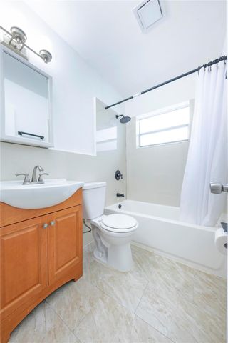 210 NE 40th St 216, Oakland Park, FL 33334