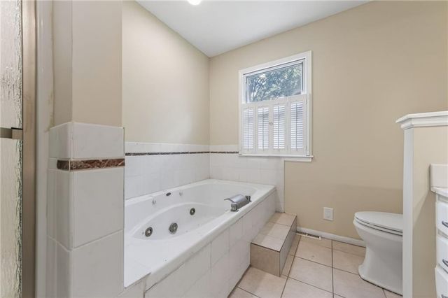 6512 NW Quail Run Drive, Kansas City, MO 64152