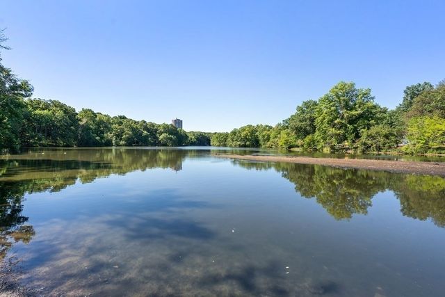 382 Riverway 2, Boston, MA 02115