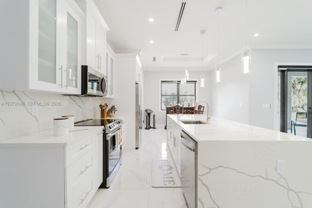 398 35th Ave NW, Naples, FL 34120