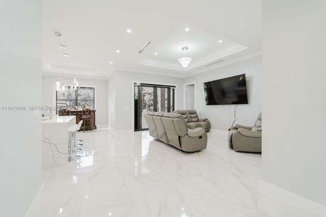 398 35th Ave NW, Naples, FL 34120