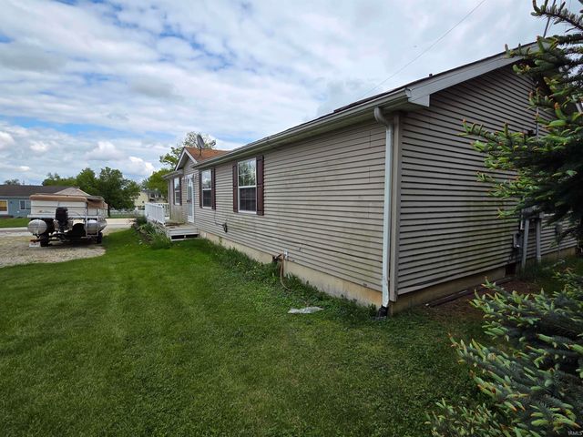 9827 N LINCOLN RD, Syracuse, IN 46567