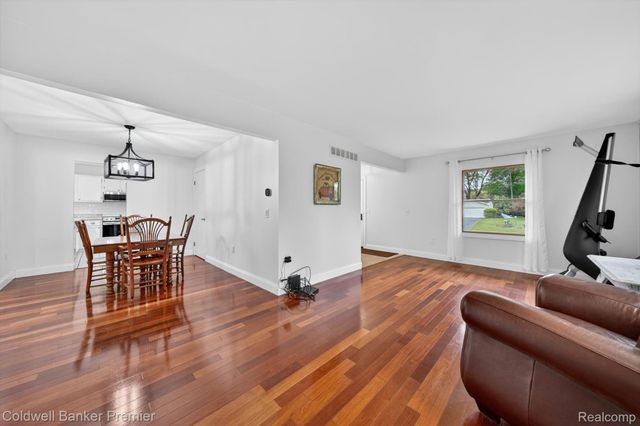 425 Arbor Pine Drive, Ortonville Village, MI 48462