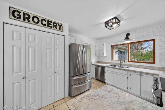 425 Arbor Pine Drive, Ortonville Village, MI 48462
