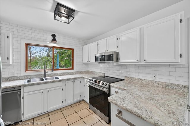 425 Arbor Pine Drive, Ortonville Village, MI 48462