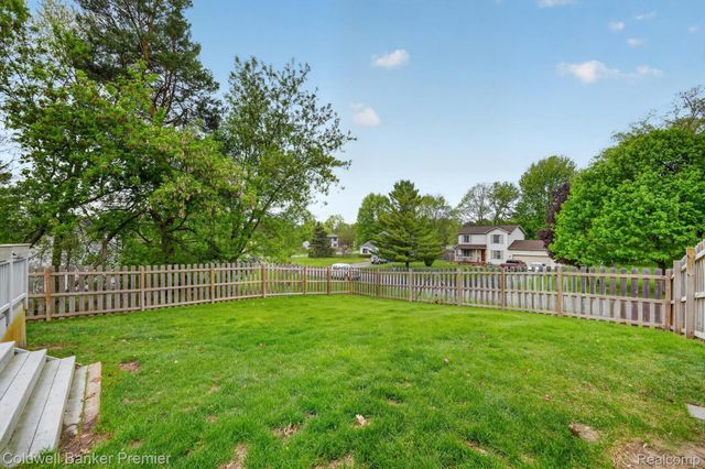425 Arbor Pine Drive, Ortonville Village, MI 48462