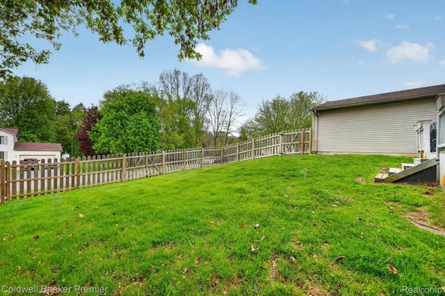425 Arbor Pine Drive, Ortonville Village, MI 48462