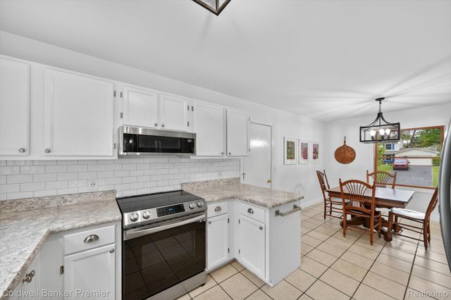 425 Arbor Pine Drive, Ortonville Village, MI 48462