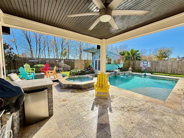 425 Blossomwood Drive, League City, TX 77573