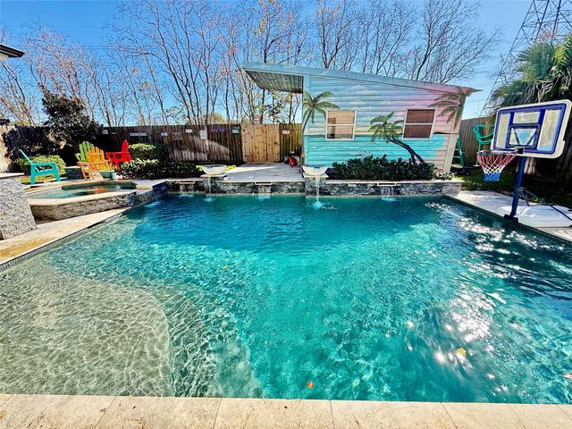 425 Blossomwood Drive, League City, TX 77573