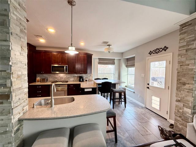 425 Blossomwood Drive, League City, TX 77573