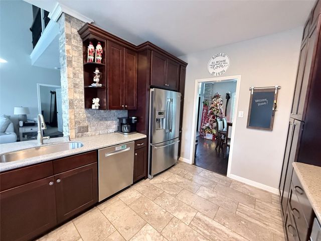 425 Blossomwood Drive, League City, TX 77573