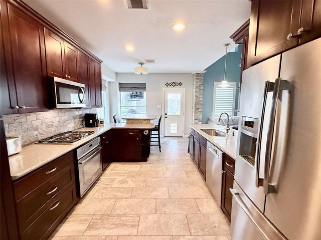 425 Blossomwood Drive, League City, TX 77573