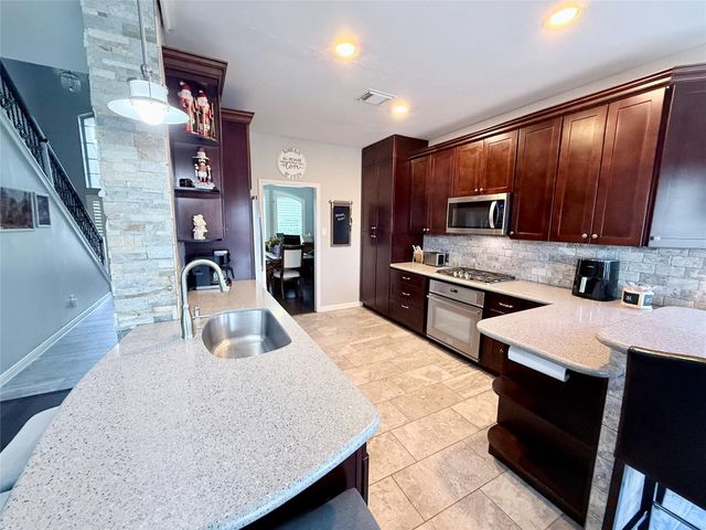 425 Blossomwood Drive, League City, TX 77573