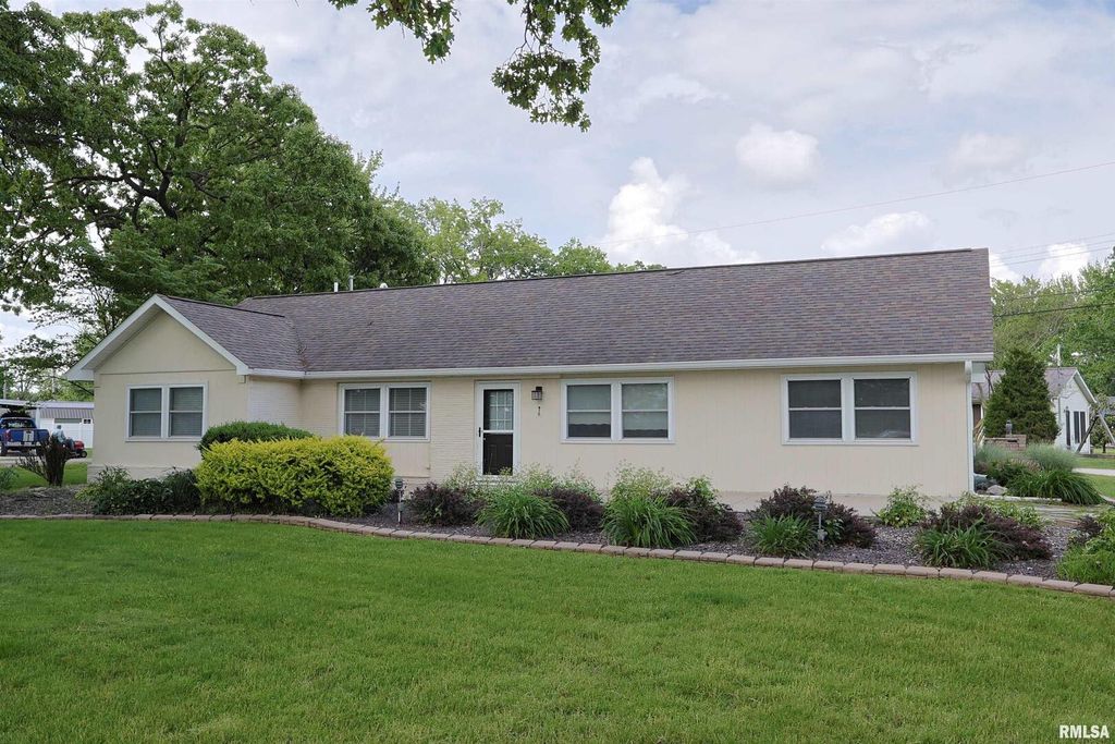 Image 1 of property listing at 205 E JENNINGS, Salem, IL 62881