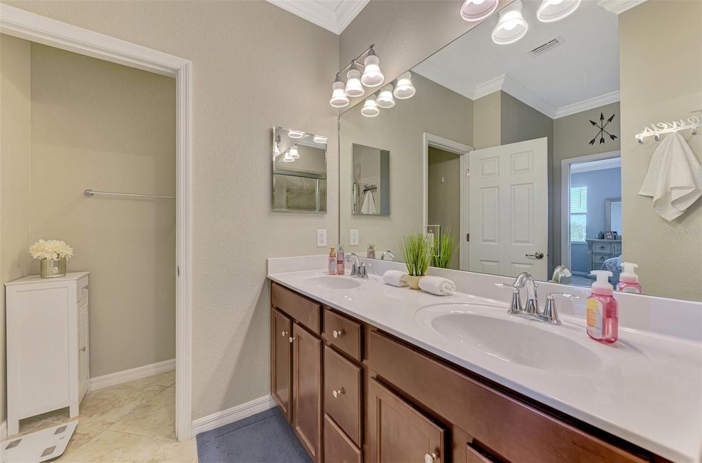 Image 23 of property listing at 20390 LAGENTE CIRCLE, Venice, FL 34293