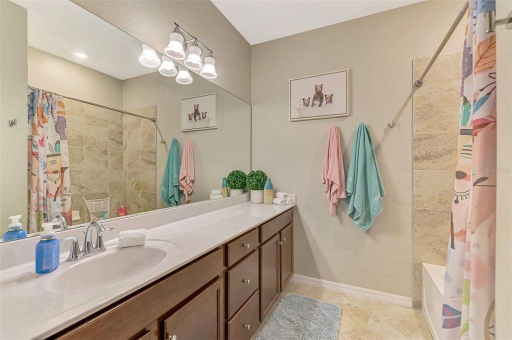 Image 28 of property listing at 20390 LAGENTE CIRCLE, Venice, FL 34293