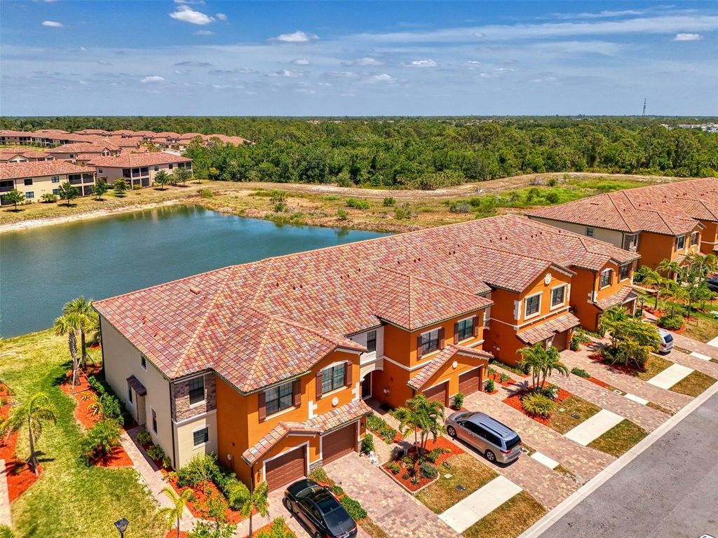 Image 4 of property listing at 20390 LAGENTE CIRCLE, Venice, FL 34293