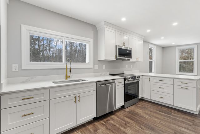 96 Bart Clough Road, Weare, NH 03281